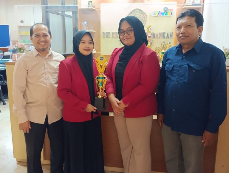 Berprestasi! Mahasiswa D-III Perbankan Sabet Piala di Kegiatan National Bankers Day 2023